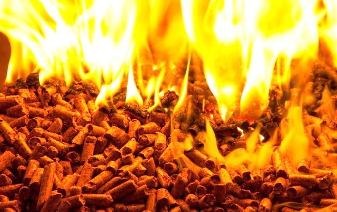 Viên nén mùn cưa là loại nguyên liệu đốt khắc phục được nhiều hạn chế của xăng, dầu, than,… giúp nâng cao hiệu suất và tiết kiệm chi phí